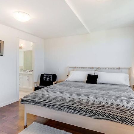 Cedar Hill Sunlit Stay - Bright Spacious & Modern Виктория Екстериор снимка