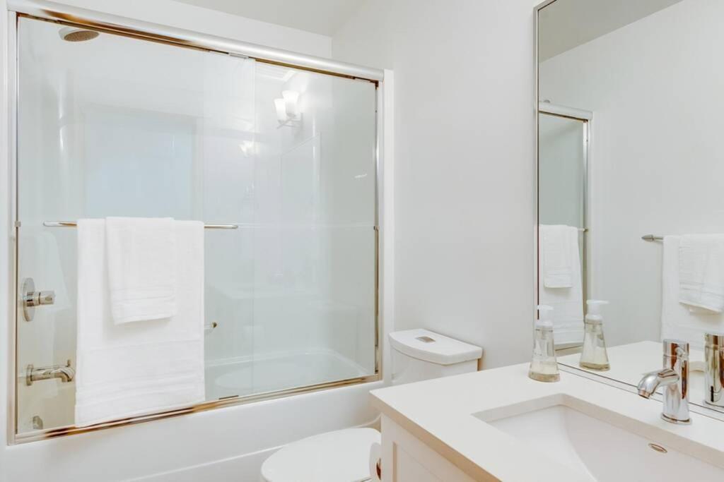 Cedar Hill Sunlit Stay - Bright Spacious & Modern Виктория Екстериор снимка