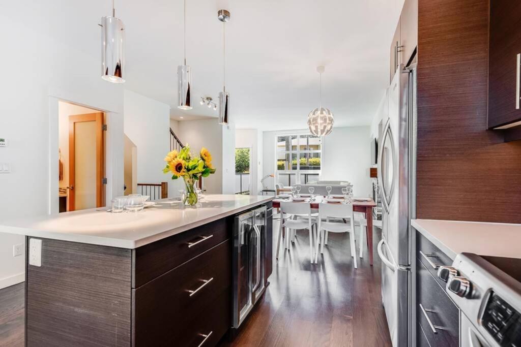 Cedar Hill Sunlit Stay - Bright Spacious & Modern Виктория Екстериор снимка