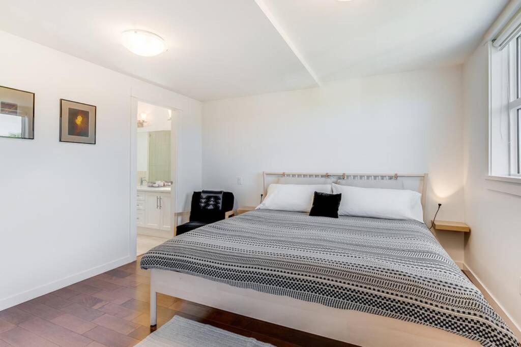 Cedar Hill Sunlit Stay - Bright Spacious & Modern Виктория Екстериор снимка