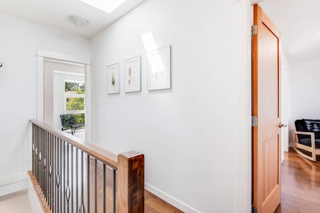 Cedar Hill Sunlit Stay - Bright Spacious & Modern Виктория Екстериор снимка