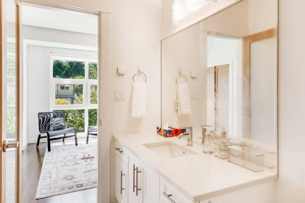 Cedar Hill Sunlit Stay - Bright Spacious & Modern Виктория Екстериор снимка