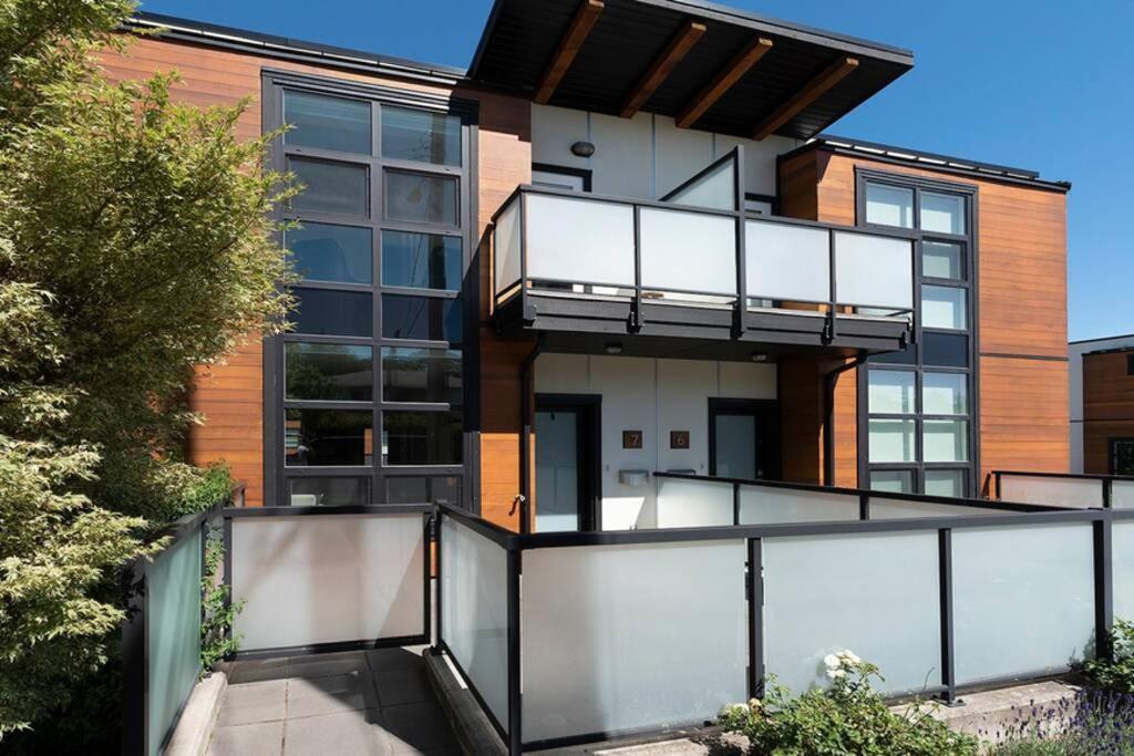 Cedar Hill Sunlit Stay - Bright Spacious & Modern Виктория Екстериор снимка