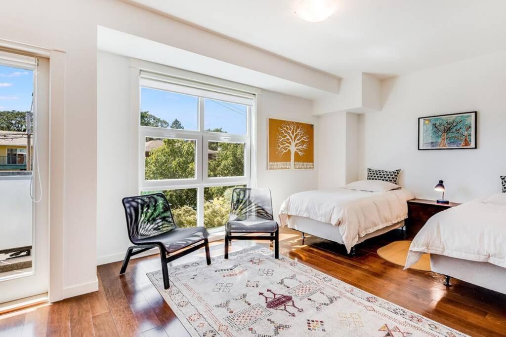 Cedar Hill Sunlit Stay - Bright Spacious & Modern Виктория Екстериор снимка
