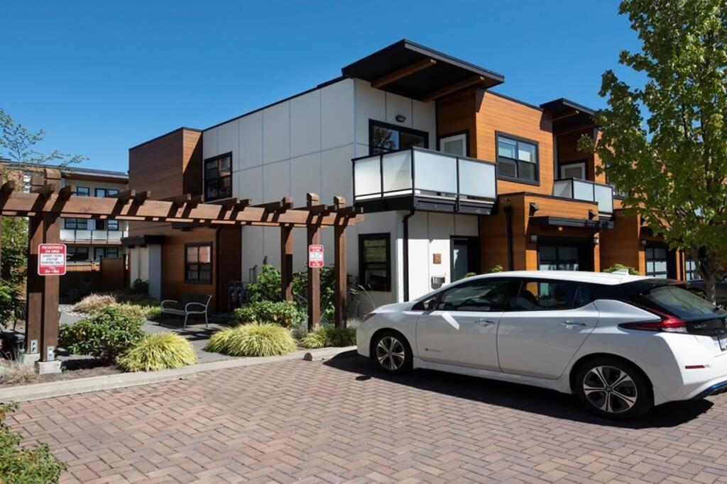 Cedar Hill Sunlit Stay - Bright Spacious & Modern Виктория Екстериор снимка