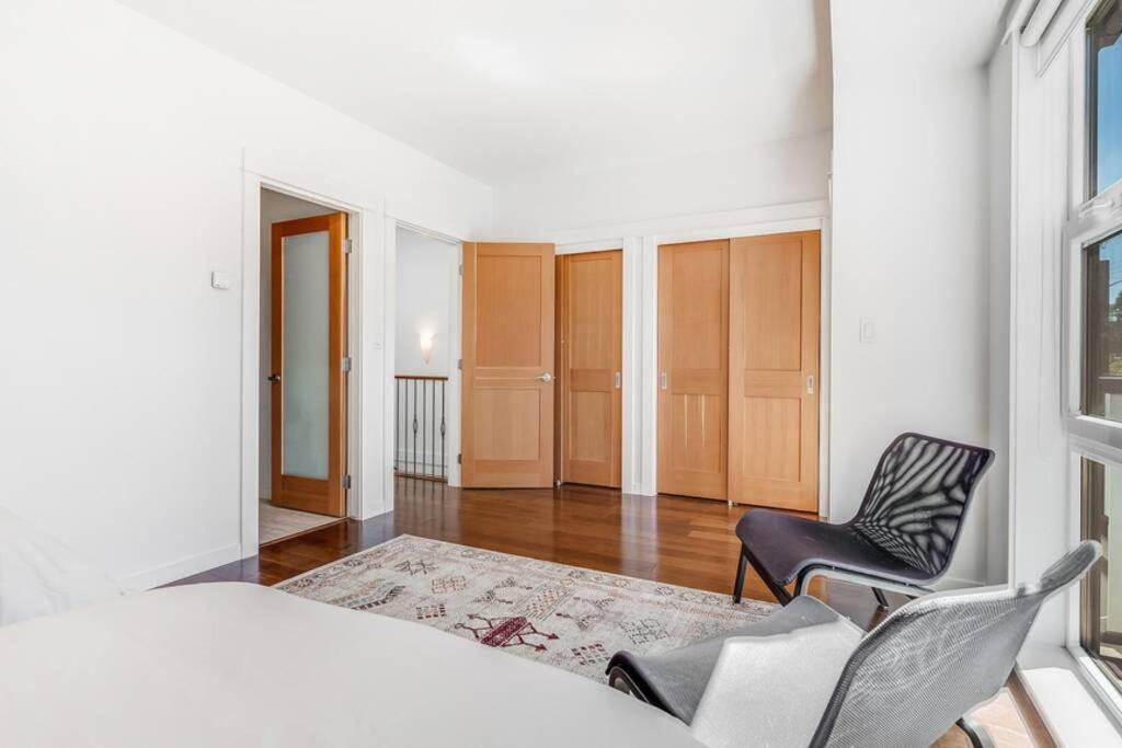 Cedar Hill Sunlit Stay - Bright Spacious & Modern Виктория Екстериор снимка