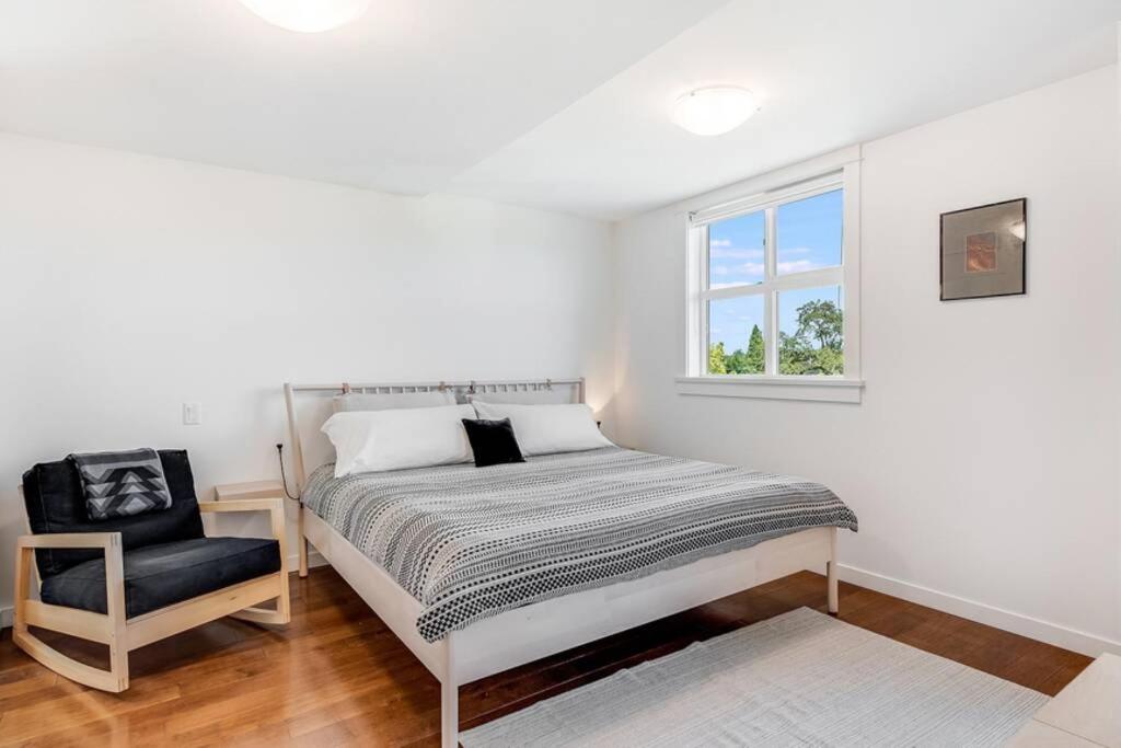 Cedar Hill Sunlit Stay - Bright Spacious & Modern Виктория Екстериор снимка