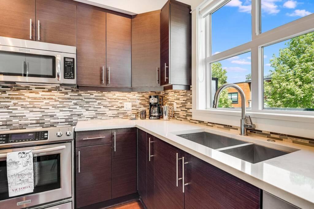 Cedar Hill Sunlit Stay - Bright Spacious & Modern Виктория Екстериор снимка