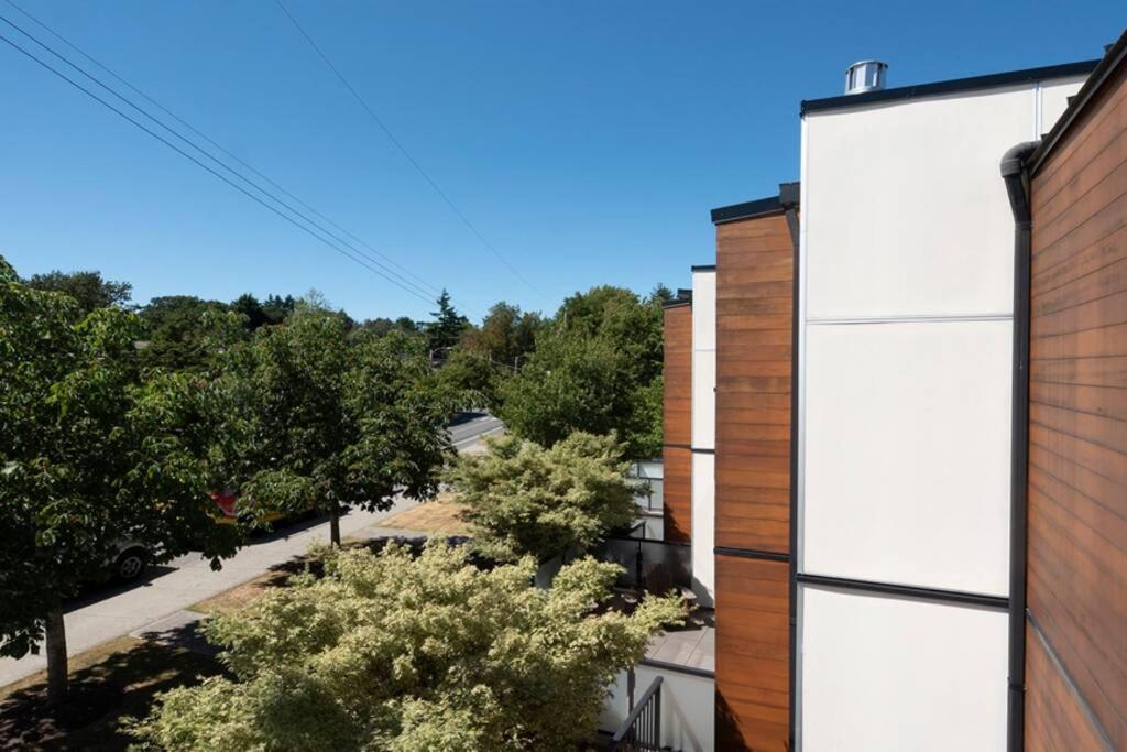 Cedar Hill Sunlit Stay - Bright Spacious & Modern Виктория Екстериор снимка