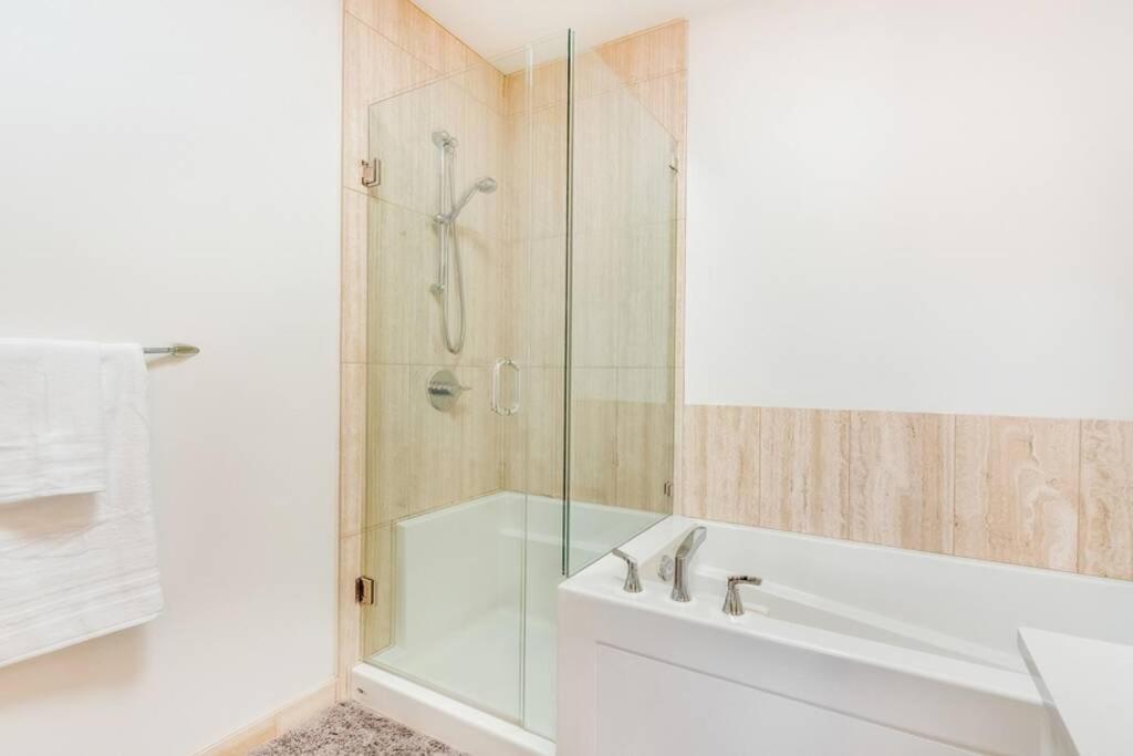Cedar Hill Sunlit Stay - Bright Spacious & Modern Виктория Екстериор снимка