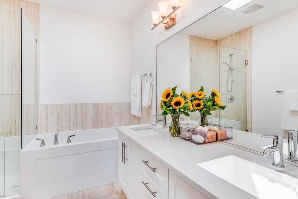 Cedar Hill Sunlit Stay - Bright Spacious & Modern Виктория Екстериор снимка