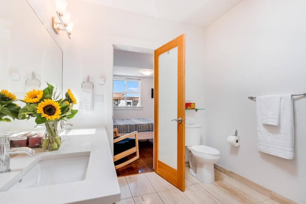 Cedar Hill Sunlit Stay - Bright Spacious & Modern Виктория Екстериор снимка