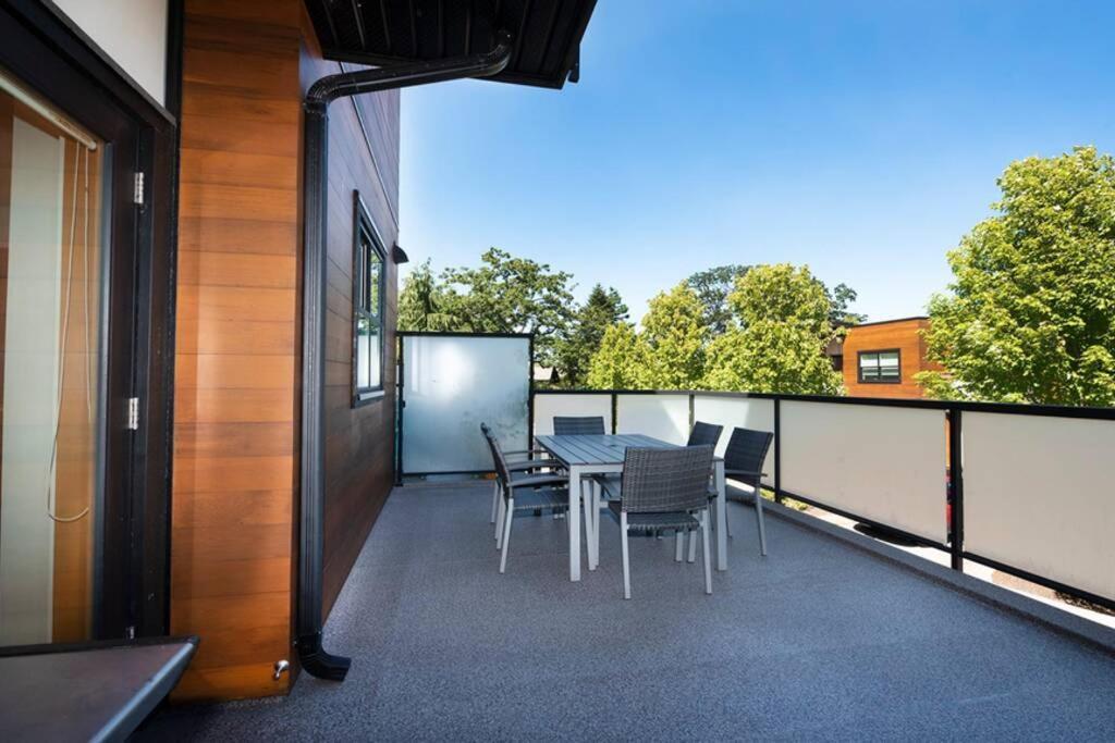 Cedar Hill Sunlit Stay - Bright Spacious & Modern Виктория Екстериор снимка