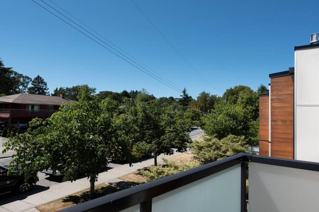 Cedar Hill Sunlit Stay - Bright Spacious & Modern Виктория Екстериор снимка